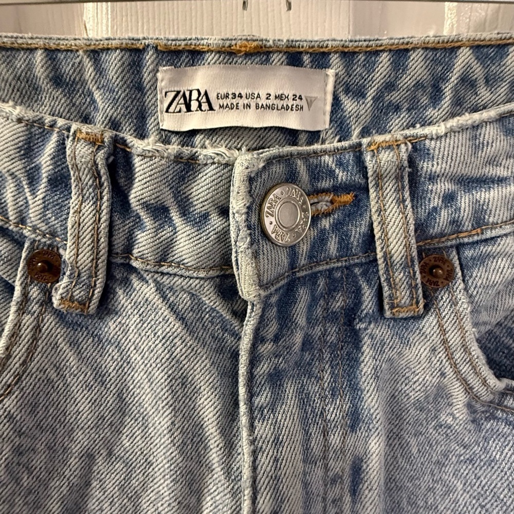 ZARA High-Waisted Mom Jeans - Light Acid Wash (Size US 2 / EU 34) - Picture 6 of 6